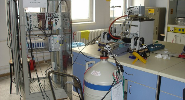 Pozitron Yokolma Ömür Spektroskopisi  ve Doppler Genleşmesi Emisyon Spektroskopisi Sistemi